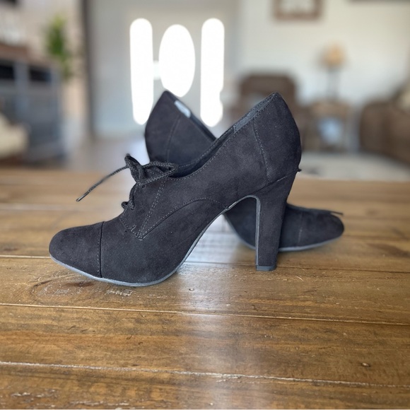 Women’s Black Oxford Heel, size 6 1/2 - Picture 1 of 8